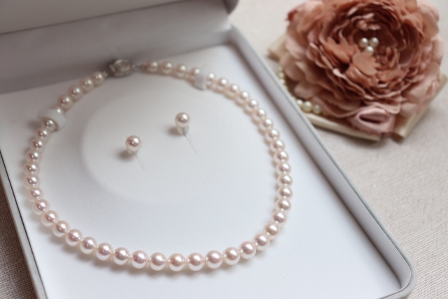 The charm of pearl jewelry